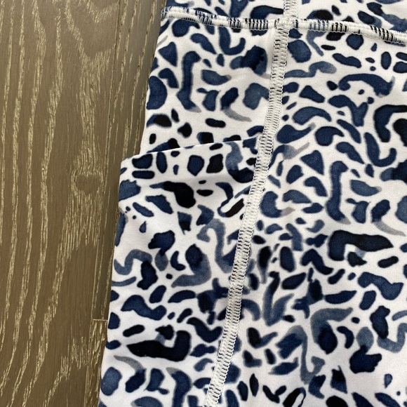 Athleta Eclipse tights in leopard print - Picture 5 of 7